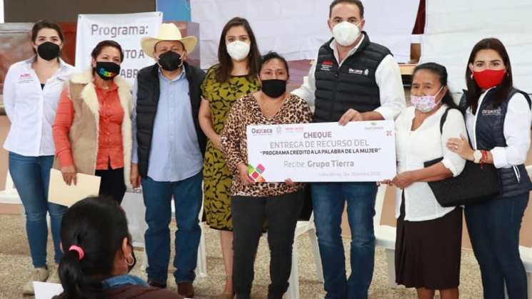 Mujeres de la Cuenca reciben créditos de la Sebien