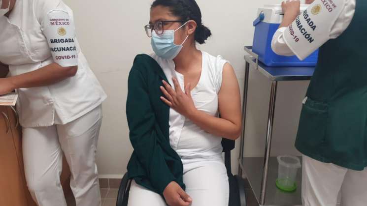 Segundo día de aplicación de vacuna a personal medico en Oaxaca