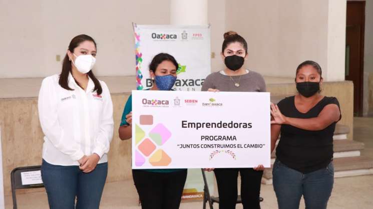 Mujeres mixtecas fortalecen su economía con apoyos federales