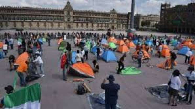 Gobierno capitalino desaloja a FRENAAA del Zócalo