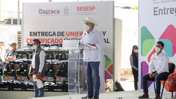 Entrega AMH apoyos y obras en Tuxtepec