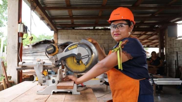 Leyes aún limitan oportunidades económicas de las mujeres; BM