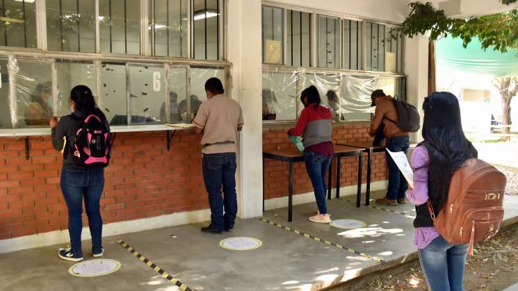 400 oaxaqueños reciben becas para docencia en lenguas maternas