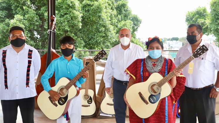 CIS “Niños Héroes” de La Sabana, Juxtlahuaca con instrumentos 