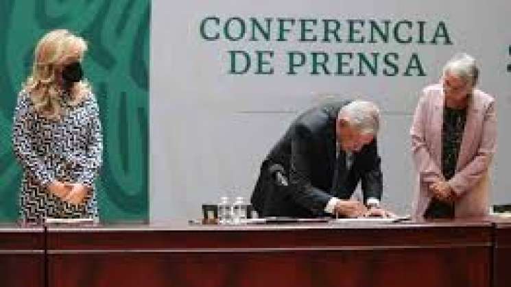 AMLO y gobernadores firman pacto por la democracia