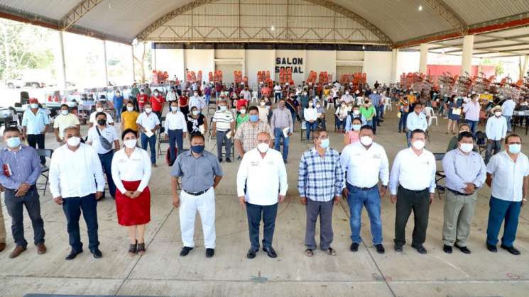 Entrega IEEPO mobiliario a 43 escuelas de la Cuenca y Bajo Mixe  