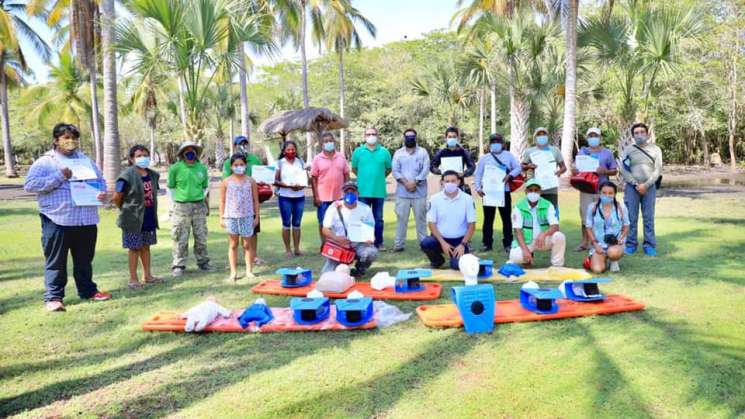 Capacitan a rescatistas de la Costa oaxaqueña contra cocodrilos