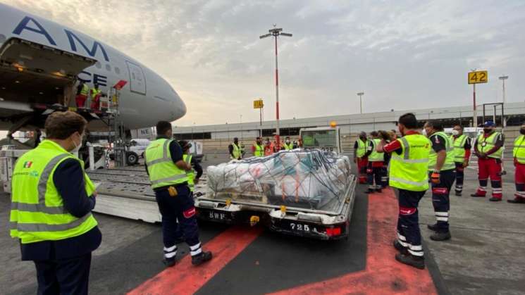 Recibe México 500 mil dosis de Sputnik V 