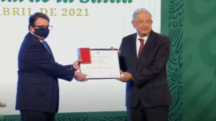 AMLO entrega premios a los mejores médicos del país