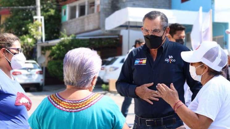 Toño y Mariana recorren infonvit primero de mayo