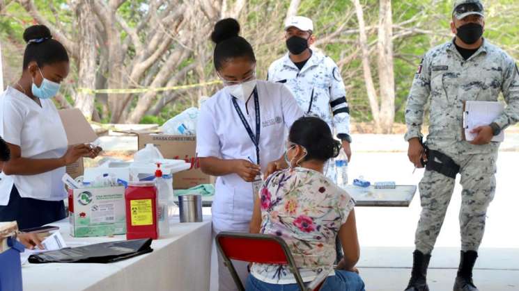 Oaxaca rompe récord de vacunación,35 mil dosis aplicadas en 1 día