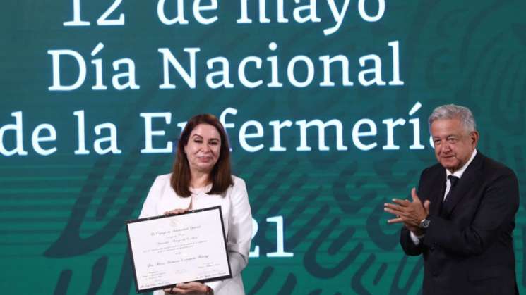  AMLO entrega reconocimientos a enfermeras de México