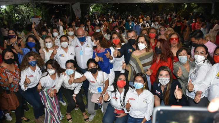 Las mujeres oaxaqueñas confían en Javier Villacaña    