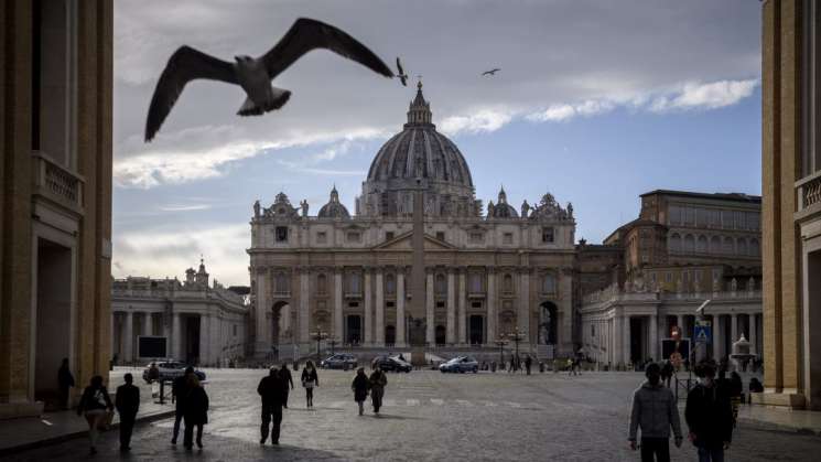 Regula Vaticano grupos laicos para evitar abusos de poder