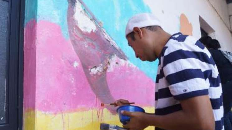 Artistas de Oaxaca y de frontera realizan mural sobre migración