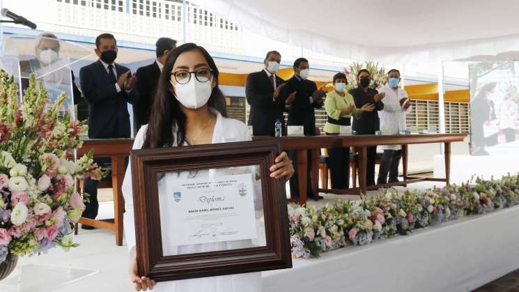 Egresan de UABJO nueva generación de profesionales en Medicina 