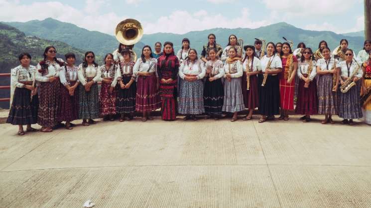 Alejandra Robles en concierto con banda de música 