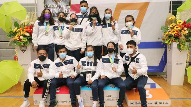 Luchadoras oaxaqueñas hechas de puro metal, ganan medallas