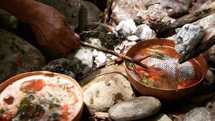 Caldo de piedra, regalo de hombres para las mujeres chinantecas