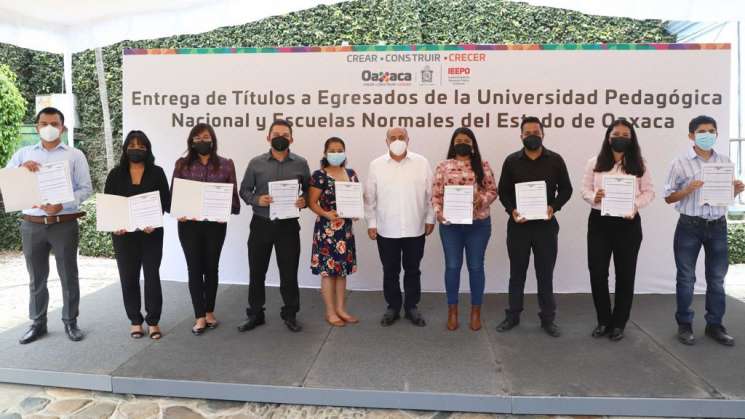 Entregan títulos electrónicos a egresados de Escuelas Normales 