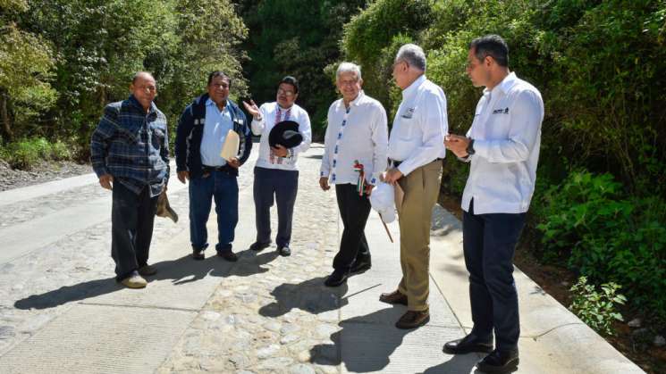 Realizan 136 caminos para cabeceras municipales en Oaxaca