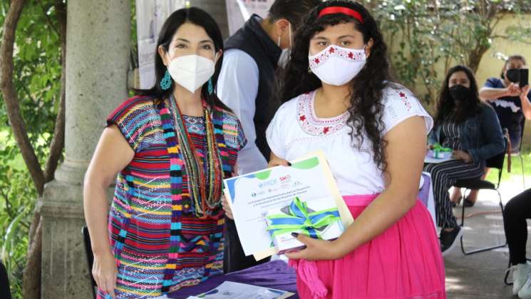 Mujeres oaxaqueñas se gradúan en Programa  “Conectando Culturas