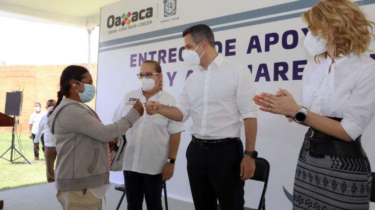 Entrega DIF-Oaxaca aparatos auxiliares auditivos en el estado   