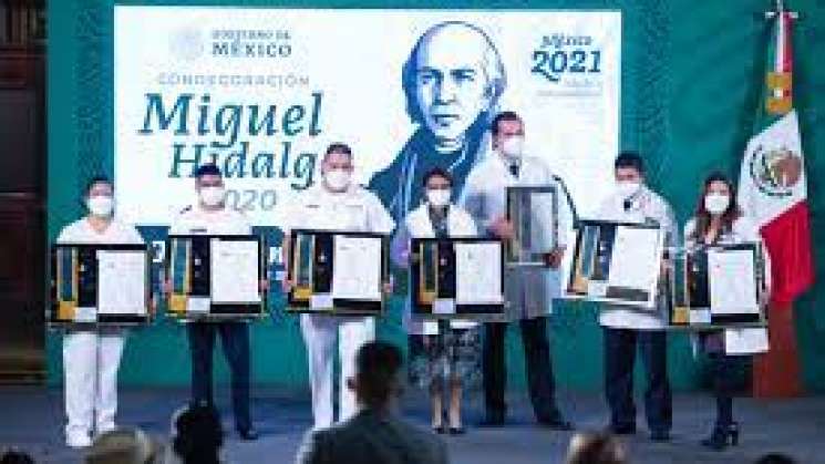 AMLO condecora a personal médico con banda Miguel Hidalgo