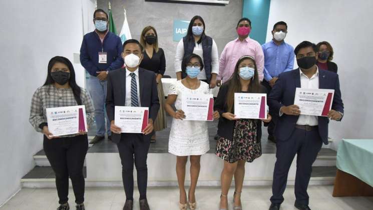 Premian a ganadores de concursos de oratoria y debate en Oaxaca