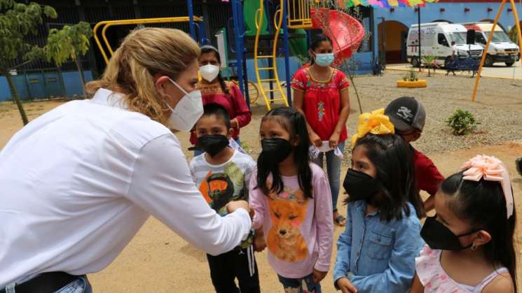  Entrega DIF Oaxaca parque infantil a Santa Ana Zegache