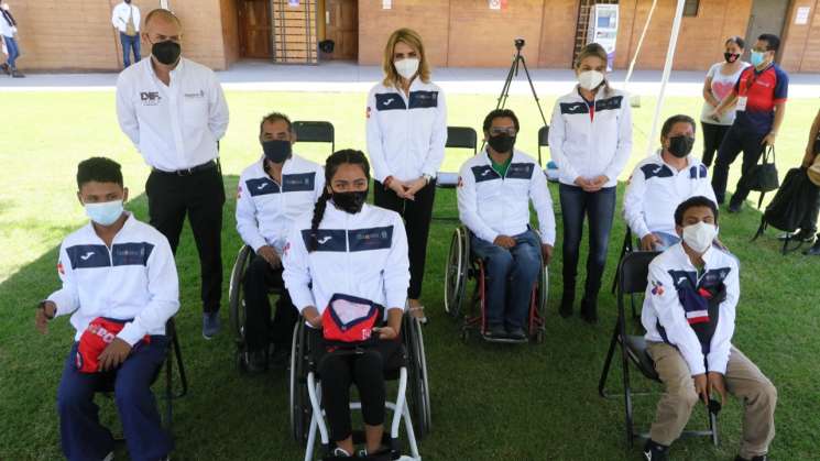 Paradeportistas reciben uniformes oficiales en Oaxaca