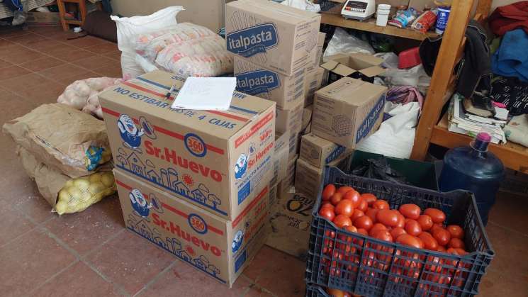 Entregan ayuda alimentaria a familias de San Esteban Atatlahuca