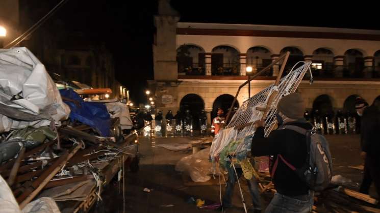 En Oaxaca,retiran del Zócalo 60 estructuras de comercio informal 