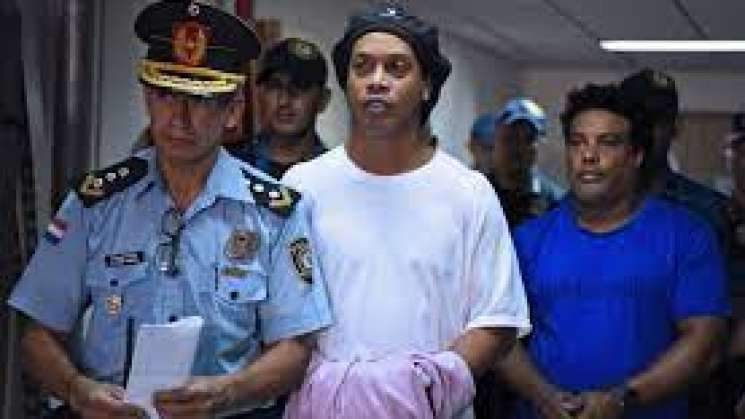 Por demanda de pensión alimenticia, Ronaldinho volvería a prisión