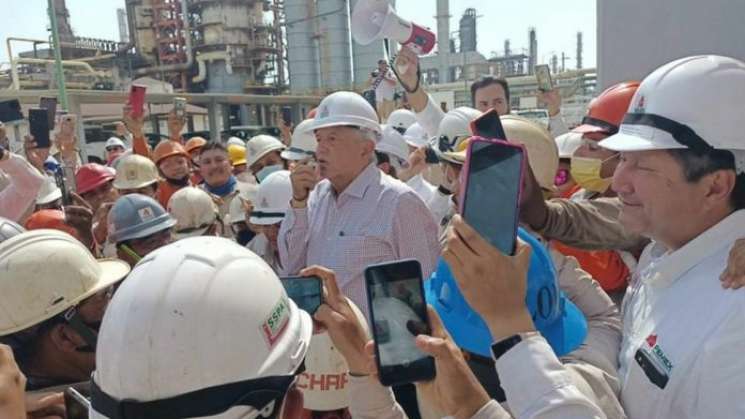 AMLO: Tecnócratas robaron en refinerías 8 mil mdd