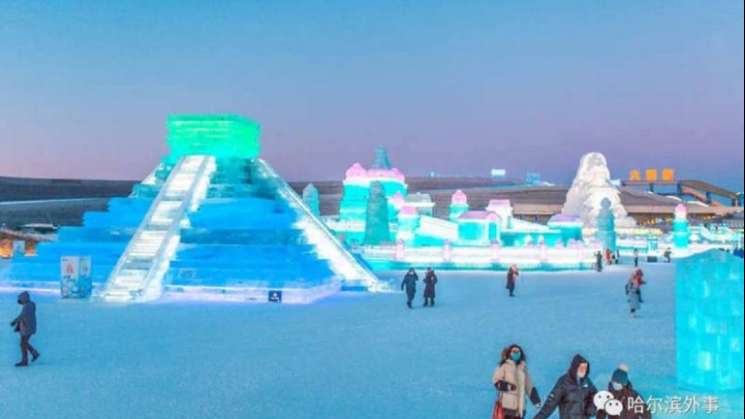 Realizan en China réplica en hielo de la pirámide de Kukulkán 