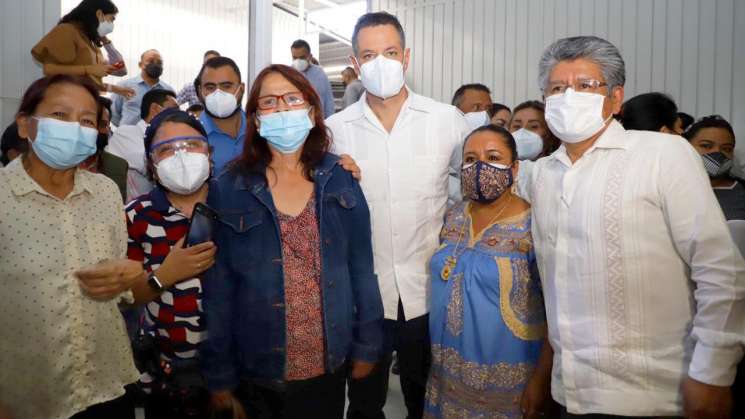 Entrega AMH reconstrucción en zona de artesanías en mercado