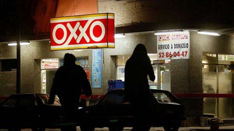 Revela investigación cómo FEMSA expande Oxxo a costa de tienditas