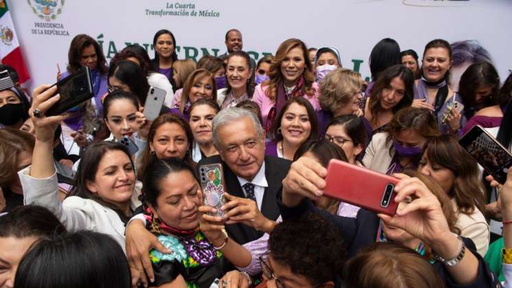 “Nosotros luchamos por hombres y mujeres siempre”: AMLO