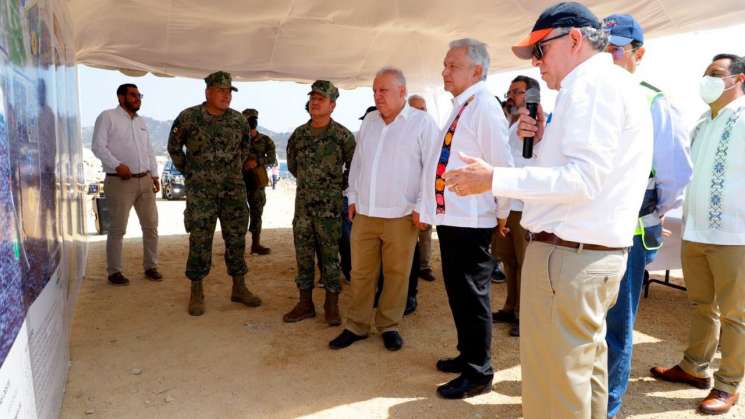 Supervisan AMLO y AMH rompeolas en Salinas del Marqués