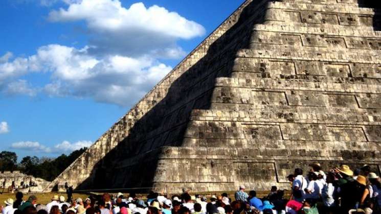 Miles de personas acuden al descenso de Kukulkán en Chichén Itzá