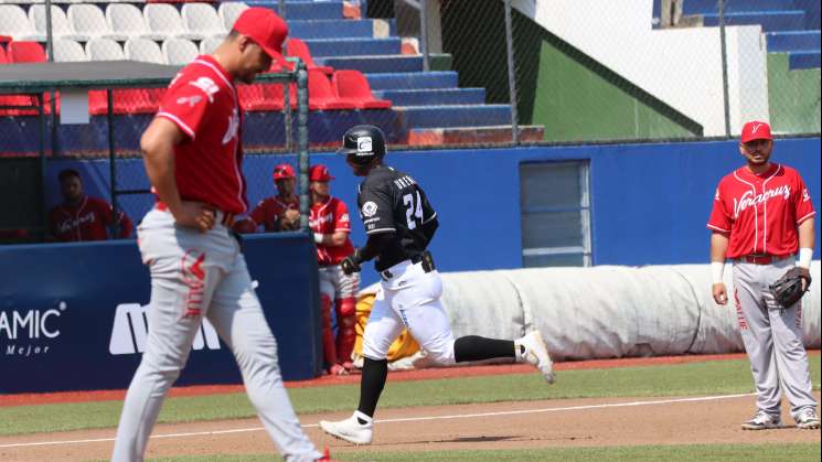 José Carlos Ureña al libro de las marcas de LMB  