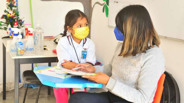 Felicita IEEPO a madres trabajadoras al servicio de la educación 