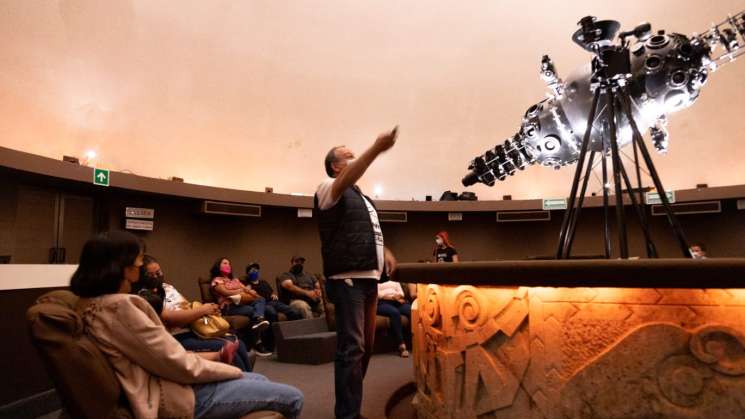 Familias oaxaqueñas celebran reapertura del Planetario Nundehui 