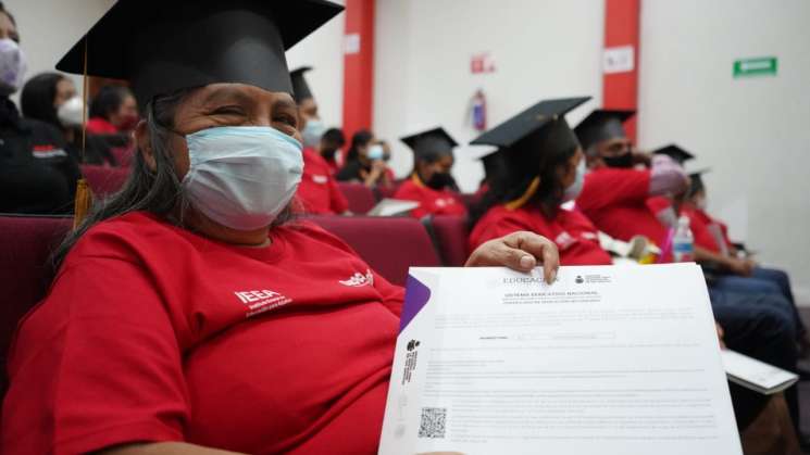 Entrega IEEA Oaxaca certificados de educación básica 