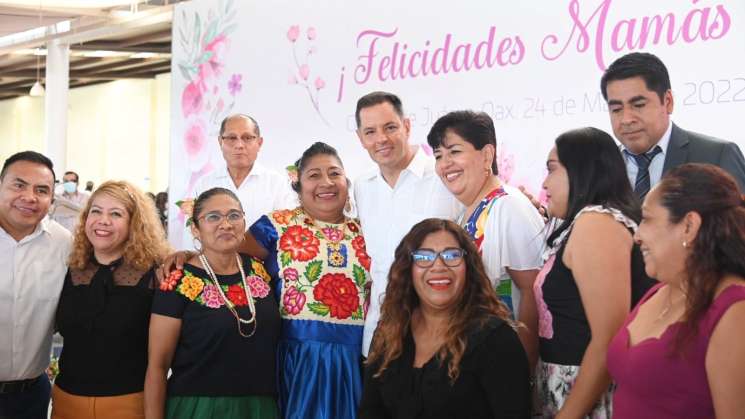 Gobierno de Oaxaca festeja a las mamás de los SSO 