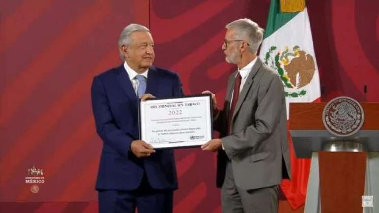 Galardona OMS a AMLO con el Premio del Día Mundial sin Tabaco