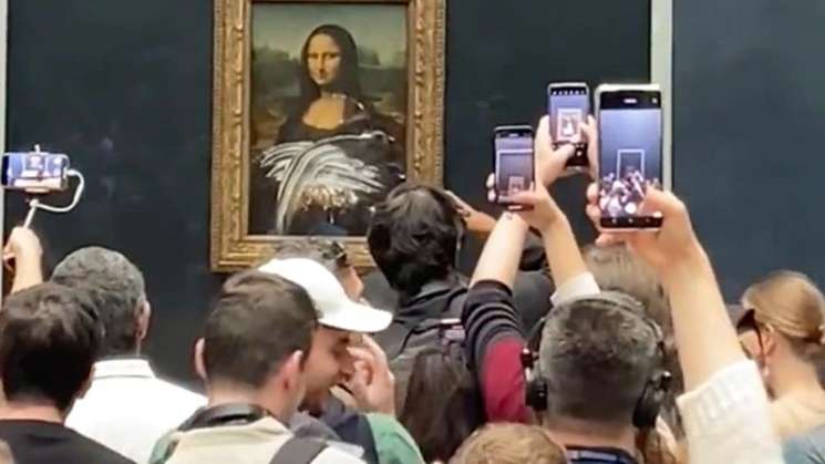 Obra la Mona Lisa sufre daños por pastelazo