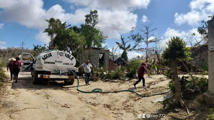 Reparten agua potable en zonas afectadas por el huracán Ágatha 