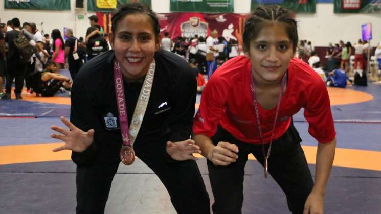 Selección femenil de Oaxaca gana 4 medallas en luchas asociadas 